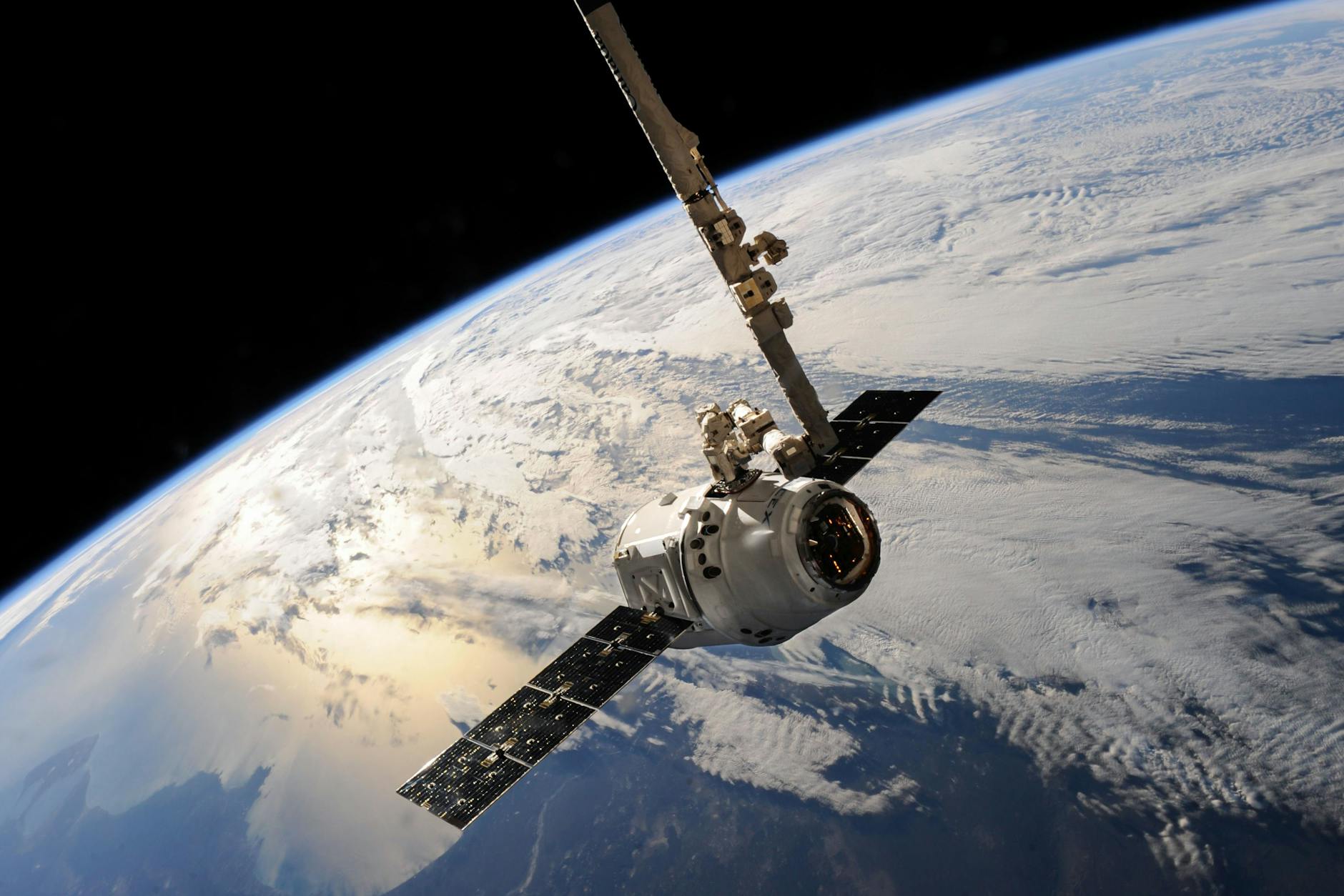 How Does MDA's Satellite Servicing Technology Extend Its Market Position?