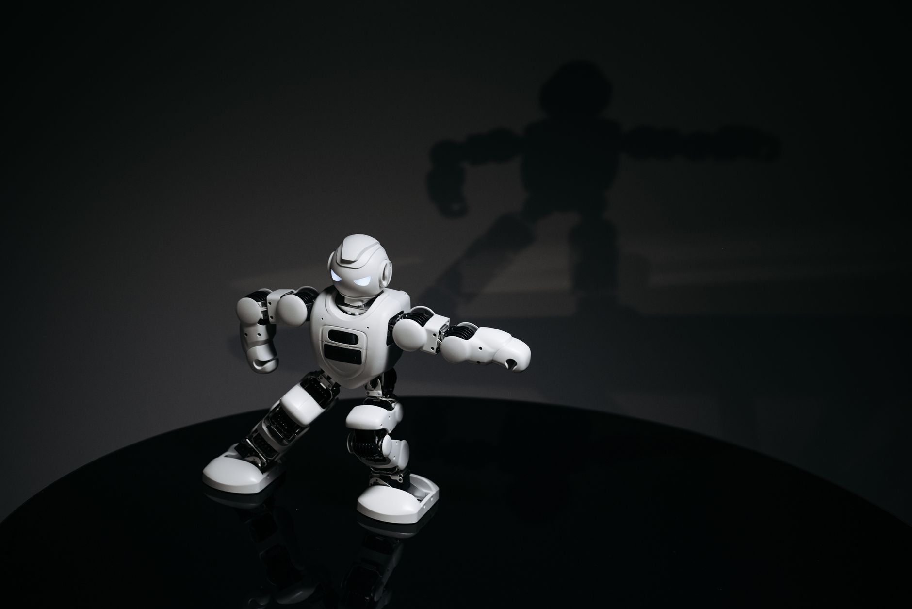 China Unveils Dual-Battery Humanoid Robots for Nonstop Factory Operations - Featured image