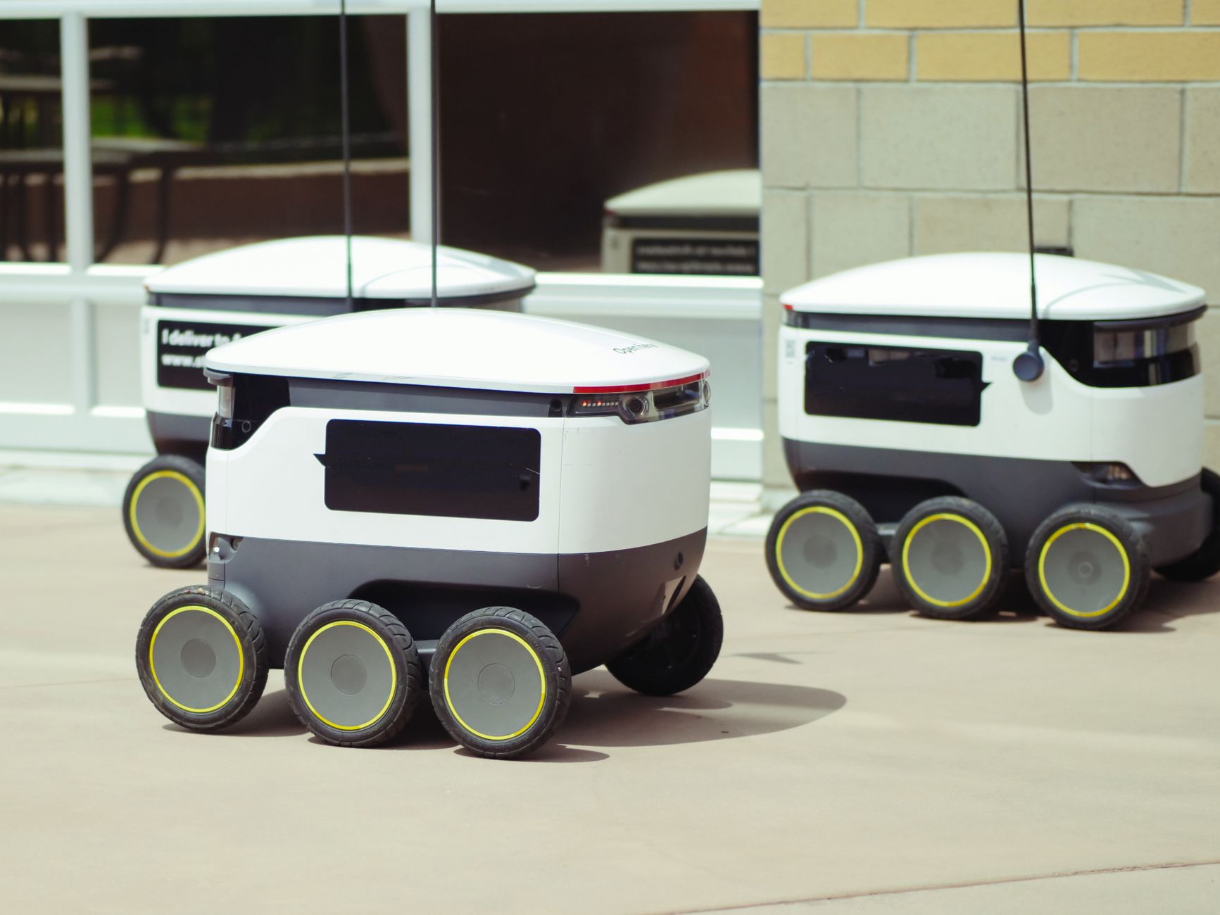 Delivery Robots Face Sidewalk Rules in College Towns and Downtowns - Featured image