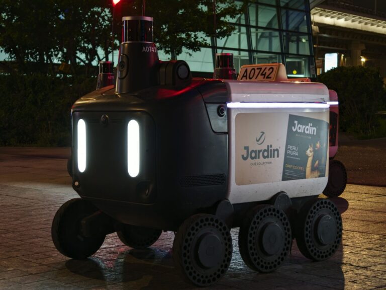 Waymo robotaxi alerts authorities after disruptive teenage passengers engage in vehicle vandalism - Featured image