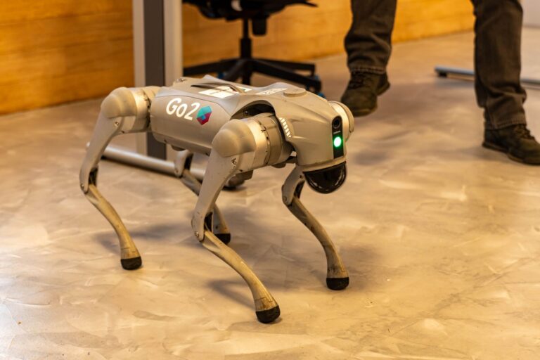 Why Major Companies Are Betting On Robots Over Artificial Intelligence - Featured image