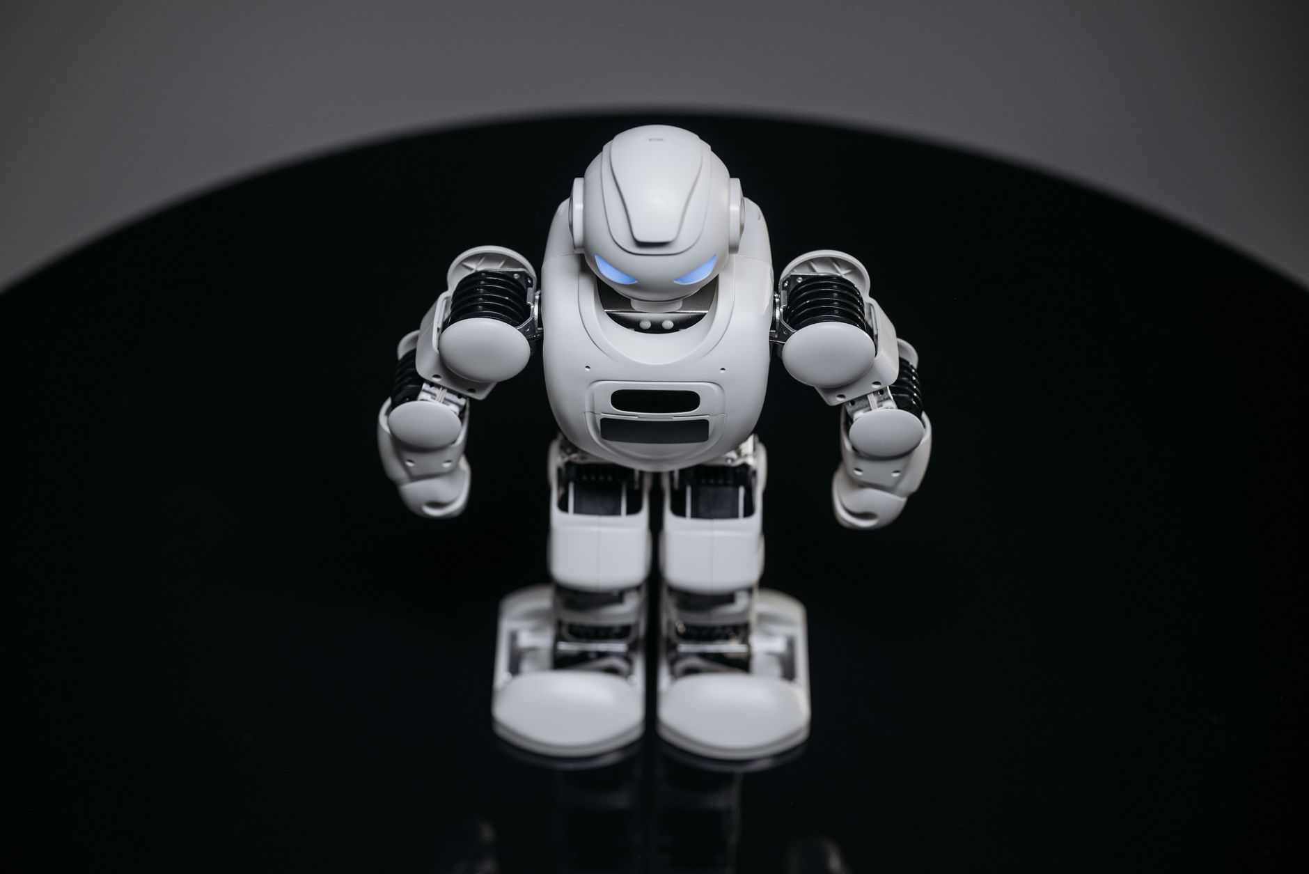Humanoid Robot Applications: Manufacturing, Logistics, and Daily Life - Featured image
