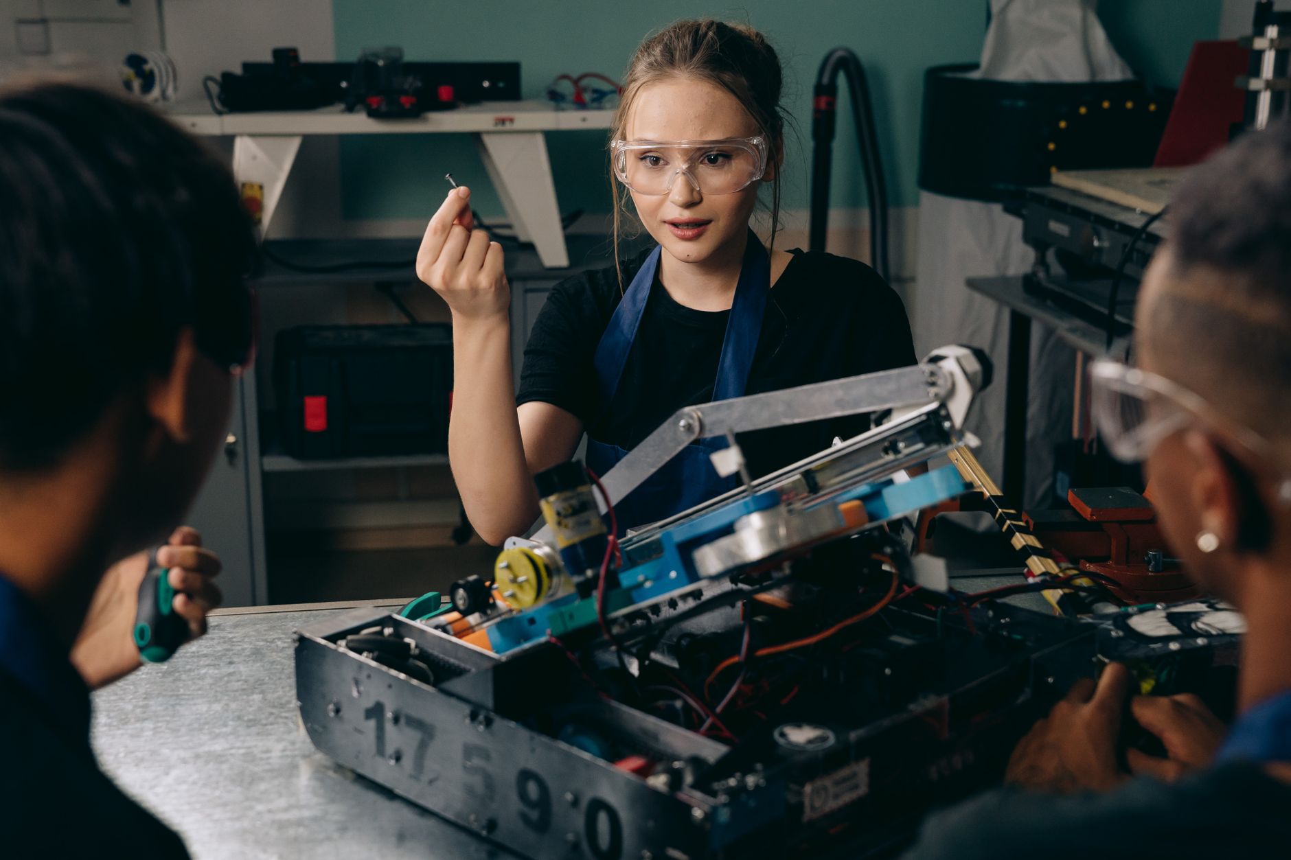 What Is Skild AI and Why Is It Testing Airport Robots? - Featured image